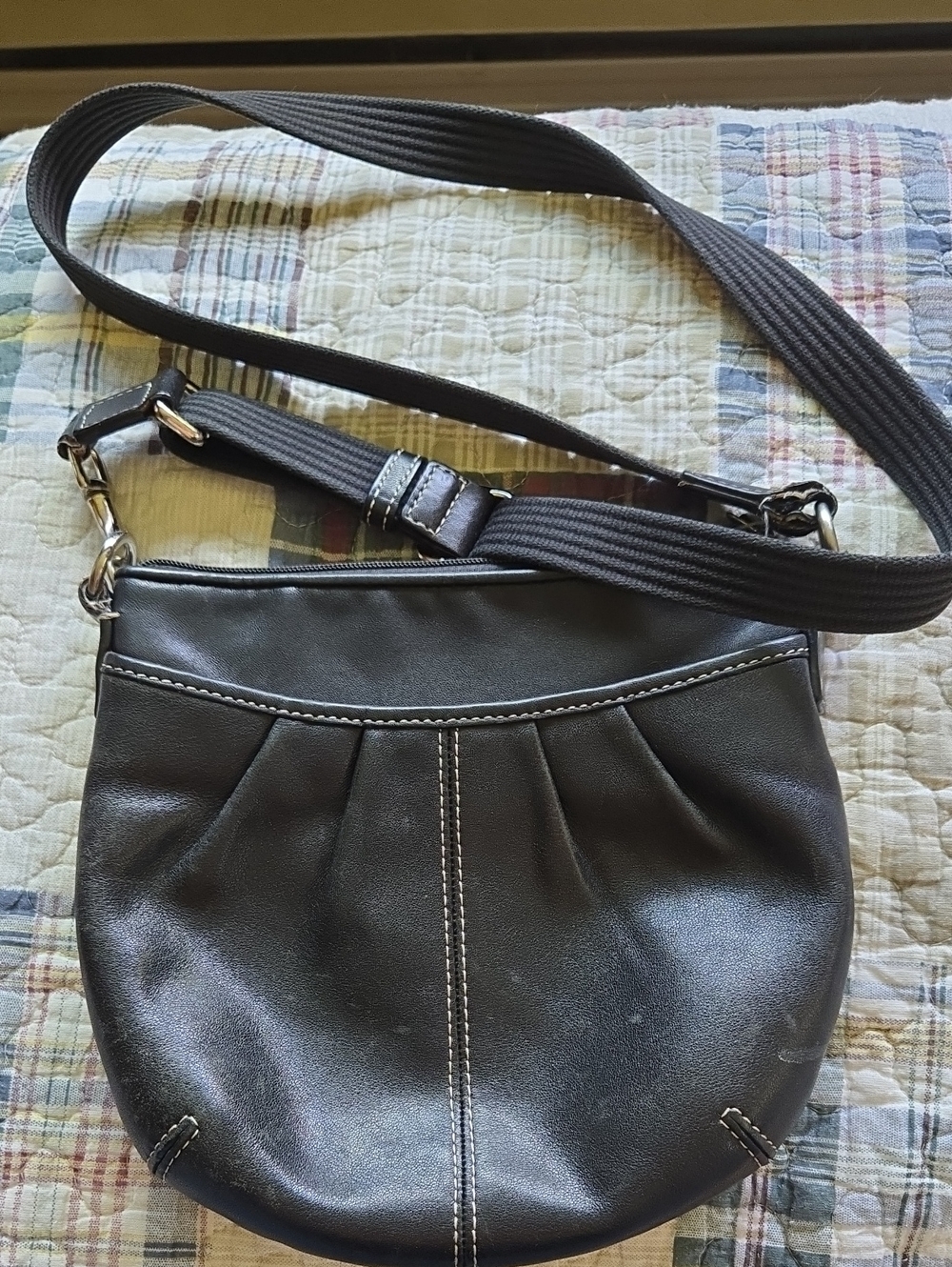 Classic Black Women's Crossbody Bag with Adjustable Strap